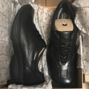 Clarks In-Motion Rock shoes. size 8W. Brand new.